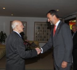Don Felipe recibe el saludo del jubilado, Ramón Abal Piñeiro, durante el encuentro con la colectividad española 